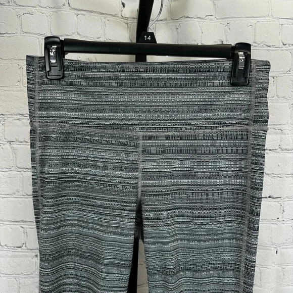 Athleta High Rise Jacquard Chaturanga 7/8 Leggings Size Medium - Picture 2 of 5